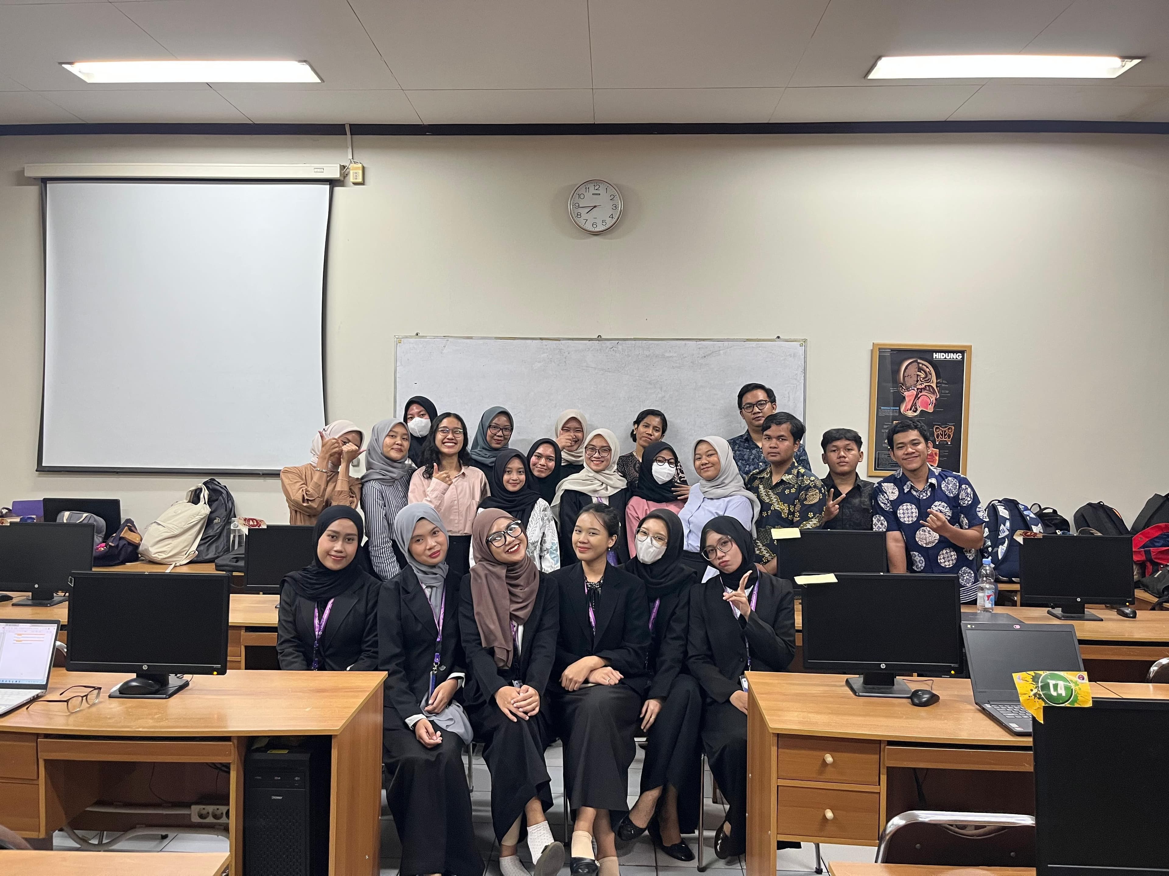Dokumentasi kegiatan praktikum psikologi di Universitas Gunadarma.