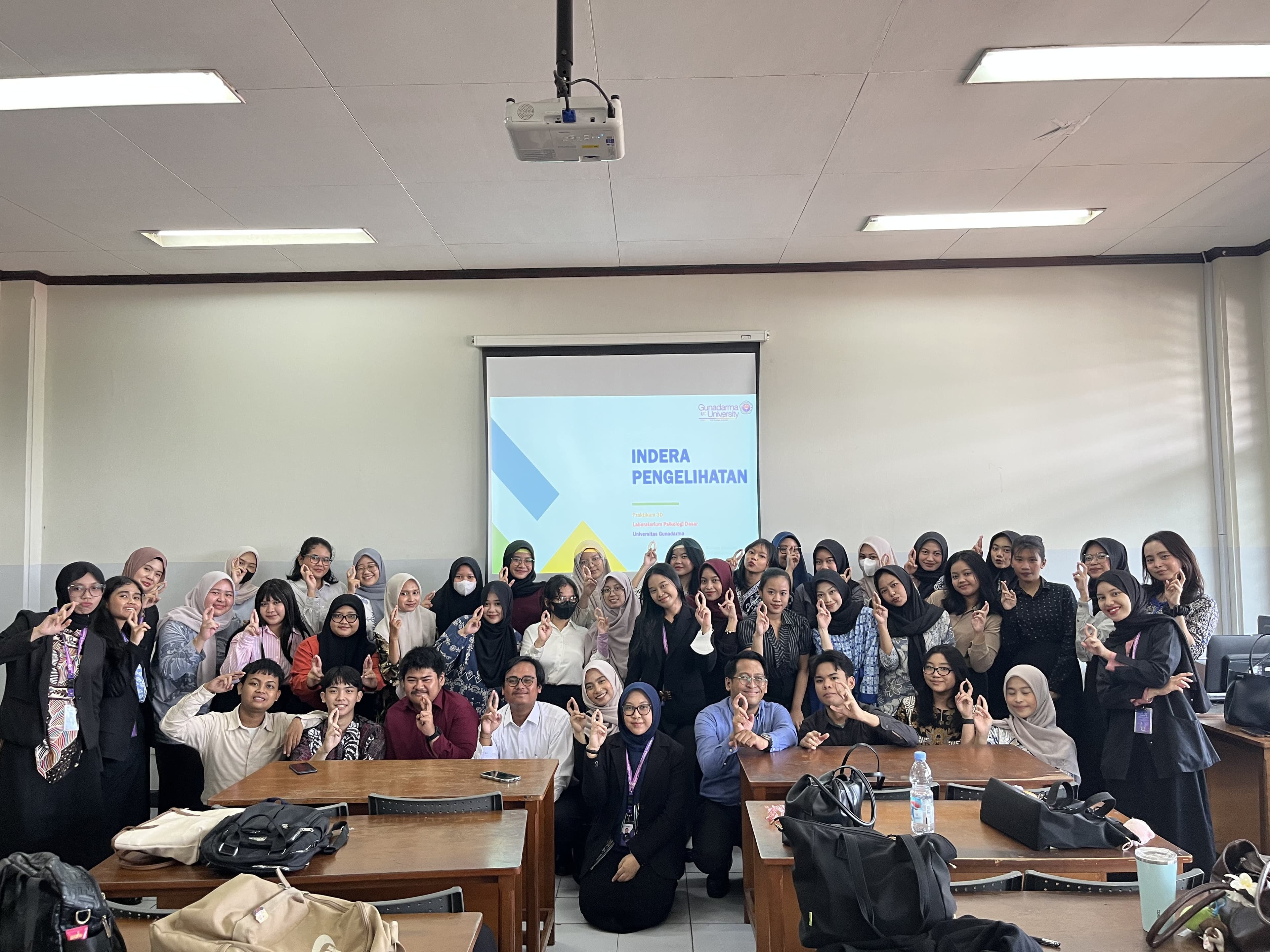 Dokumentasi suasana pembelajaran dan praktikum psikologi.