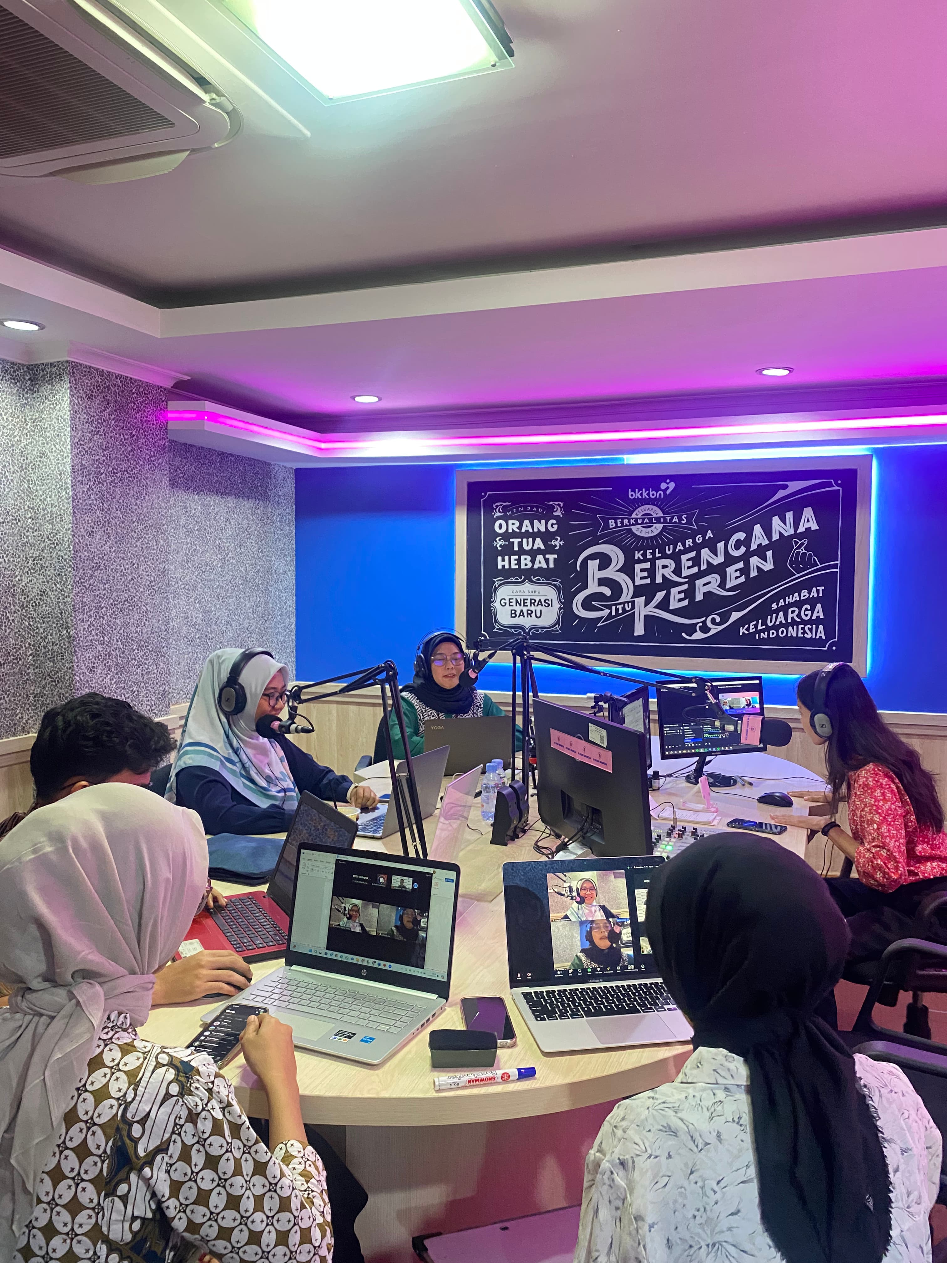 Dokumentasi suasana lingkungan kerja selama menjalani pengalaman sebagai Radio Announcer di BE Radio BKKBN.