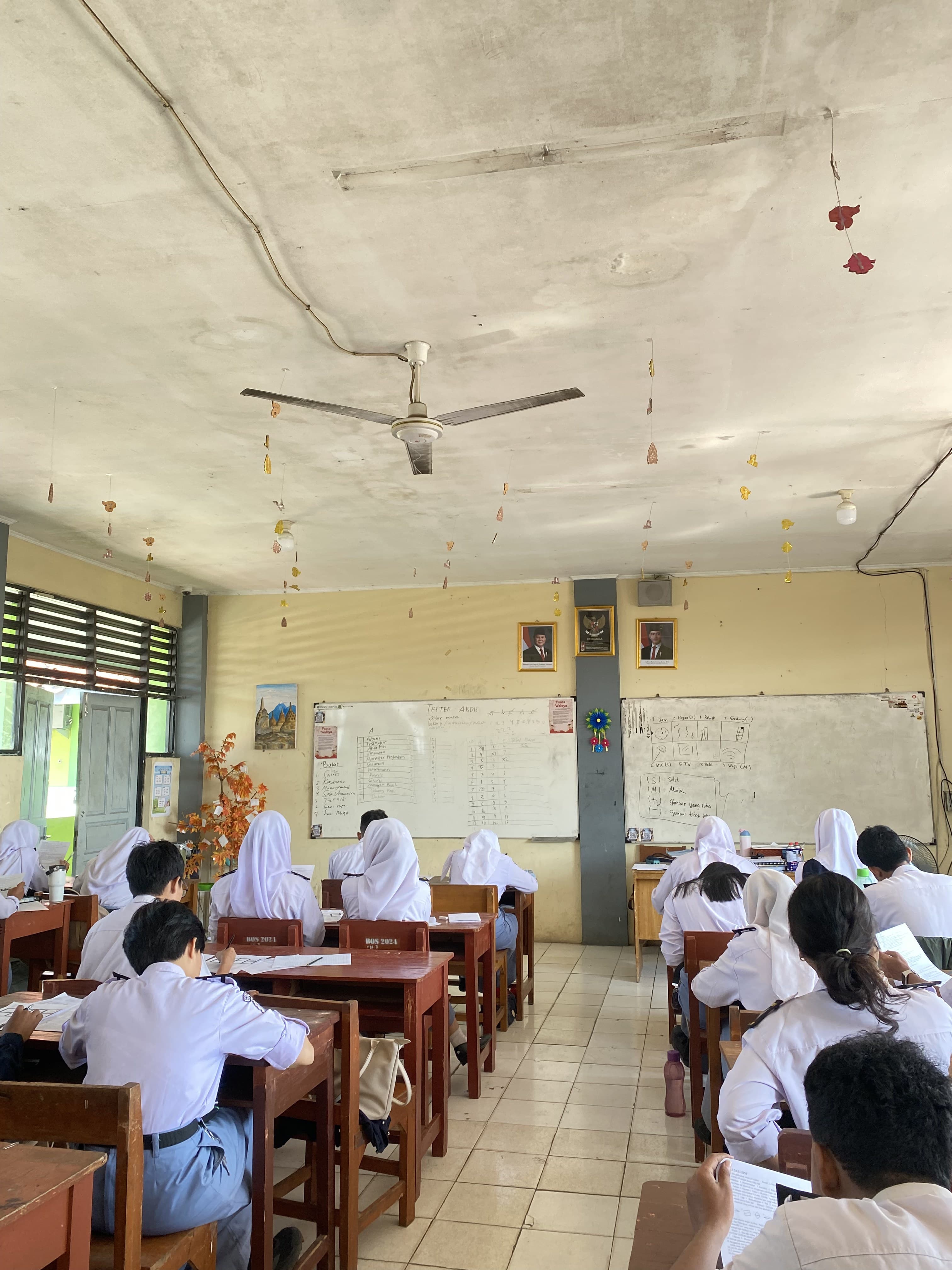 Dokumentasi suasana kerja bersama Rajawali Counseling Indonesia.